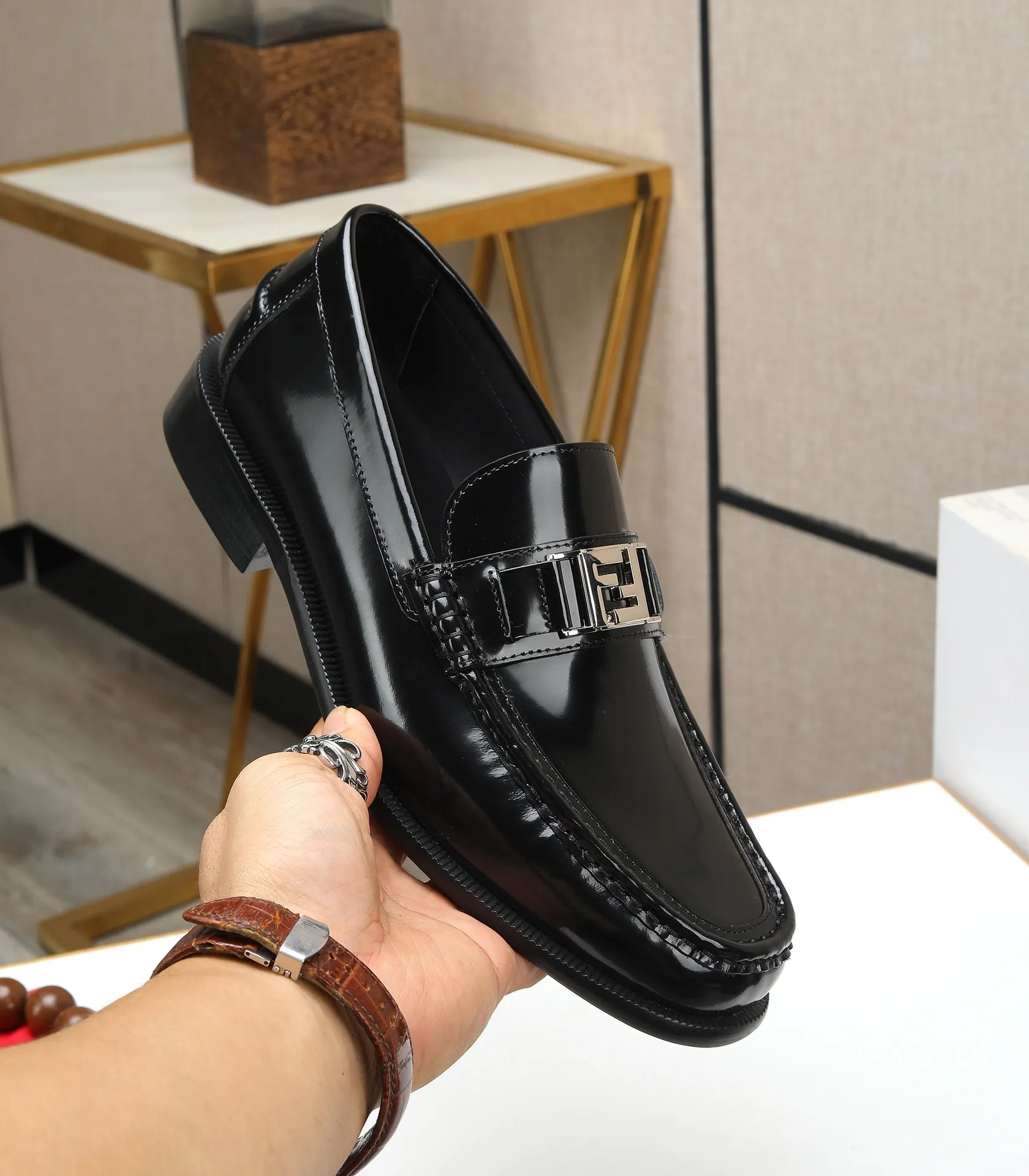 Men's shoes 💰580 (high-end, full cowhide) FENDI Fendi high-end formal leather shoes, original Italian imported cowhide surface + cowhide lining, original hardware, I believe you will be impressed from the first time you see it. The avant-garde atmosphere can no longer fully interpret its elegance. AAA grade rubber outsole, super comfortable. Original counter last, ensuring its original version and quality. The simple upper ensures its comfort and breathability. A pair of truly good shoes has its own unique soul, famous quality, regular size 38-44 (45 46 customized)